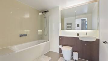 Bañera con ducha, bañera profunda, secador de pelo, toallas