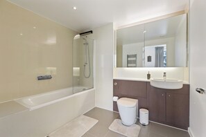 Chuveiro/banheira combinados, banheira de imersão, secador de cabelo 