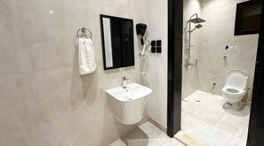 Twin Room | Bathroom | Shower, towels, soap, shampoo - mlamh almadina (Madinah)