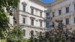 Un bâtiment de style classique, doté de nombreuses fenêtres et de détails architecturaux raffinés.