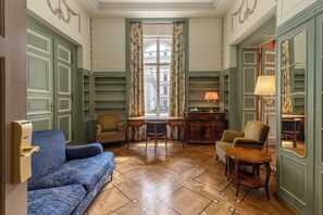 Exclusieve studio suite, uitzicht op tuin | Een bureau, gratis wifi