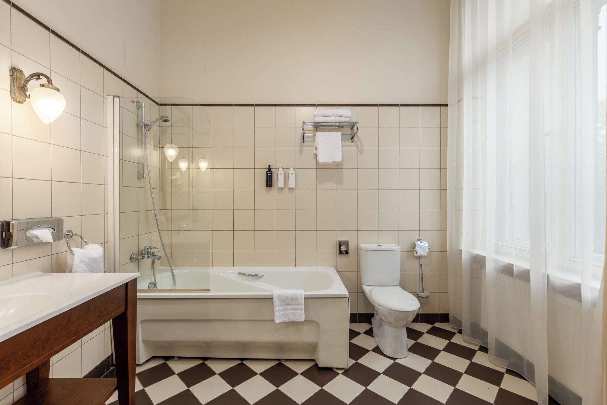 Une salle de bain équipée d’une baignoire, de toilettes et d’un espace douche.