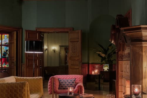 Bar lounge