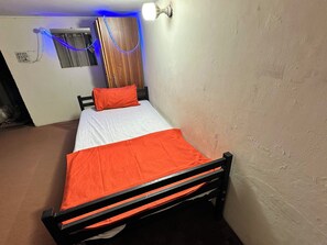 Habitación económica con 1 cama matrimonial o 2 individuales, balcón, vista a la ciudad | Escritorio, espacio para trabajar con laptop y wifi gratis