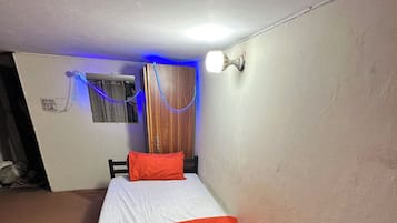 Habitación económica con 1 cama matrimonial o 2 individuales, balcón, vista a la ciudad | Escritorio, espacio para trabajar con laptop y wifi gratis