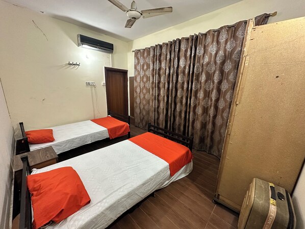 Habitación económica con 1 cama matrimonial o 2 individuales, balcón, vista a la ciudad | Escritorio, espacio para trabajar con laptop y wifi gratis