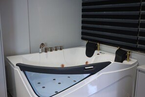 Een bubbelbad, een haardroger, handdoeken, zeep