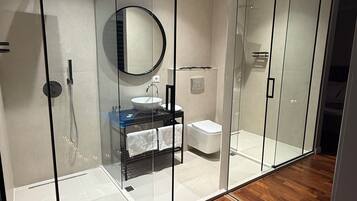 Baignoire Ă jets, sĂšche-cheveux, serviettes fournies, savon