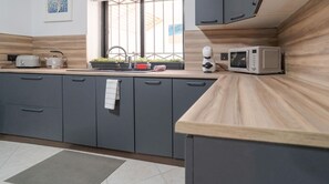 Fridge, microwave, oven, stovetop - A 2BR maisonette fully equipped w/AC in St Julians (St. Julian's)