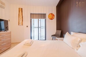 2 bedrooms, travel cot, WiFi, bed sheets