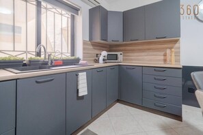 Een koelkast, een magnetron, een oven, een kookplaat