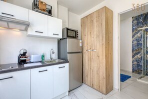 Fridge, microwave, oven, coffee/tea maker