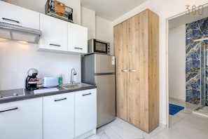 Kühlschrank, Mikrowelle, Ofen, Wasserkocher mit Kaffee-/Teezubehör