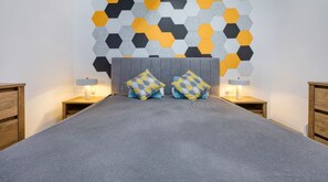 1 slaapkamer, een bureau, een strijkplank/strijkijzer, reisbedje