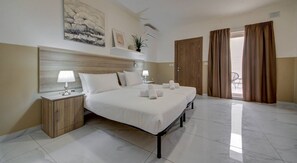 2 Schlafzimmer, Schreibtisch, Bügeleisen/Bügelbrett, Reisekinderbett