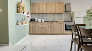 Køleskab, mikrobølgeovn, ovn, kogeplade