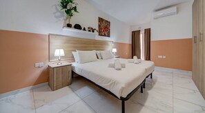 2 Schlafzimmer, Schreibtisch, Bügeleisen/Bügelbrett, Reisekinderbett