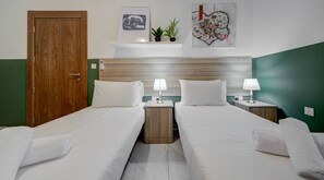 2 soveværelser, skrivebord, strygejern/strygebræt, weekendseng