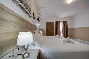 2 habitaciones, escritorio y tabla de planchar con plancha 