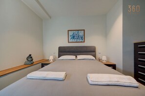 1 sovrum, skrivbord, strykjärn/strykbräda och resesäng