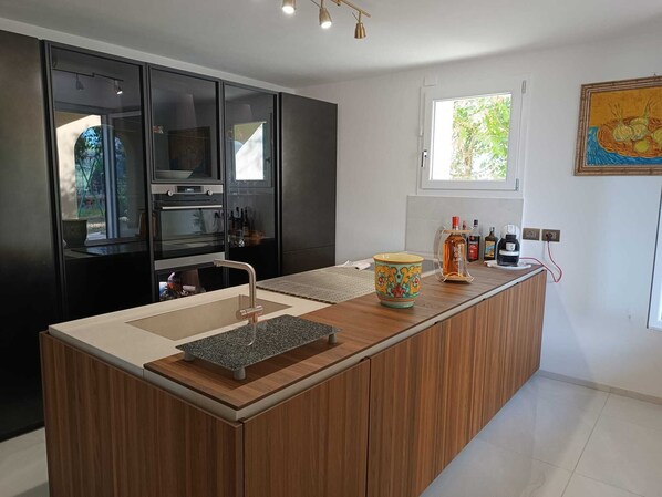 Een koelkast, een oven, een vaatwasser, een koffiezetapparaat/waterkoker