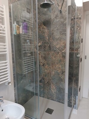 Een douche, een haardroger, een bidet, handdoeken