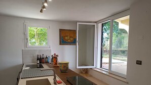 Una cocina moderna con un ventanal grande, un lavamanos y una encimera.