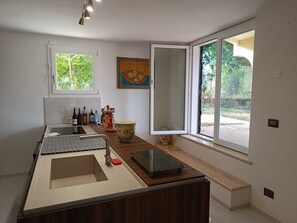 Fridge, oven, dishwasher, coffee/tea maker