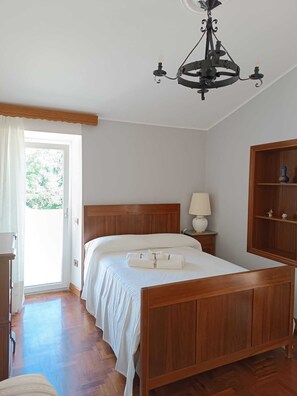 4 bedrooms, iron/ironing board, bed sheets