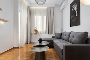 Appartement Deluxe, balcon | Coin séjour | TV connectée de 40 pouces avec chaînes numériques