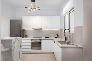 Deluxe-lejlighed - balkon | Privat køkken | Køleskab/fryser i fuld størrelse, ovn, kogeplade, opvaskemaskine