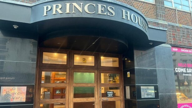 L’extérieur d’un bâtiment portant l’inscription « PRINCES HOUSE » et affichant une pancarte indiquant qu’il s’agit d’une propriété privée.