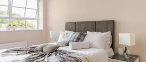2 Schlafzimmer, Schreibtisch, Bügeleisen/Bügelbrett, Reisekinderbett