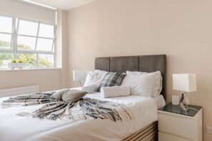 2 dormitoris, escriptori i planxa i posts de planxar 