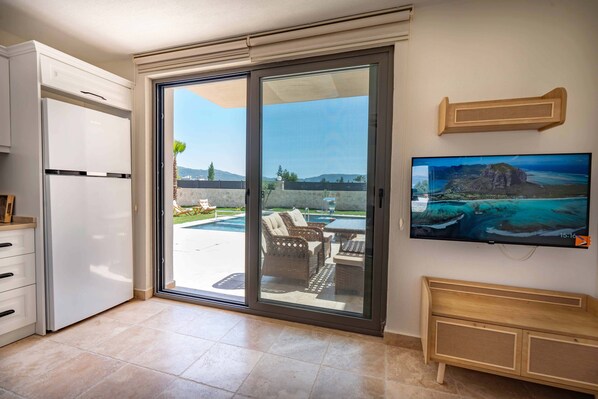 Villa familiale, vue sur la piscine | Draps en coton égyptien, literie de qualité, décor unique