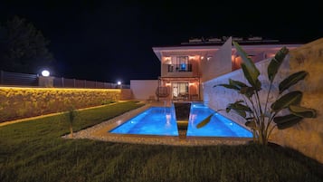 Kolam renang outdoor musiman