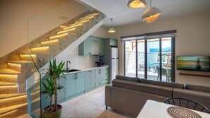 Villa Deluxe | Aire de séjour | Téléviseur connecté de 49 po avec télévision par câble