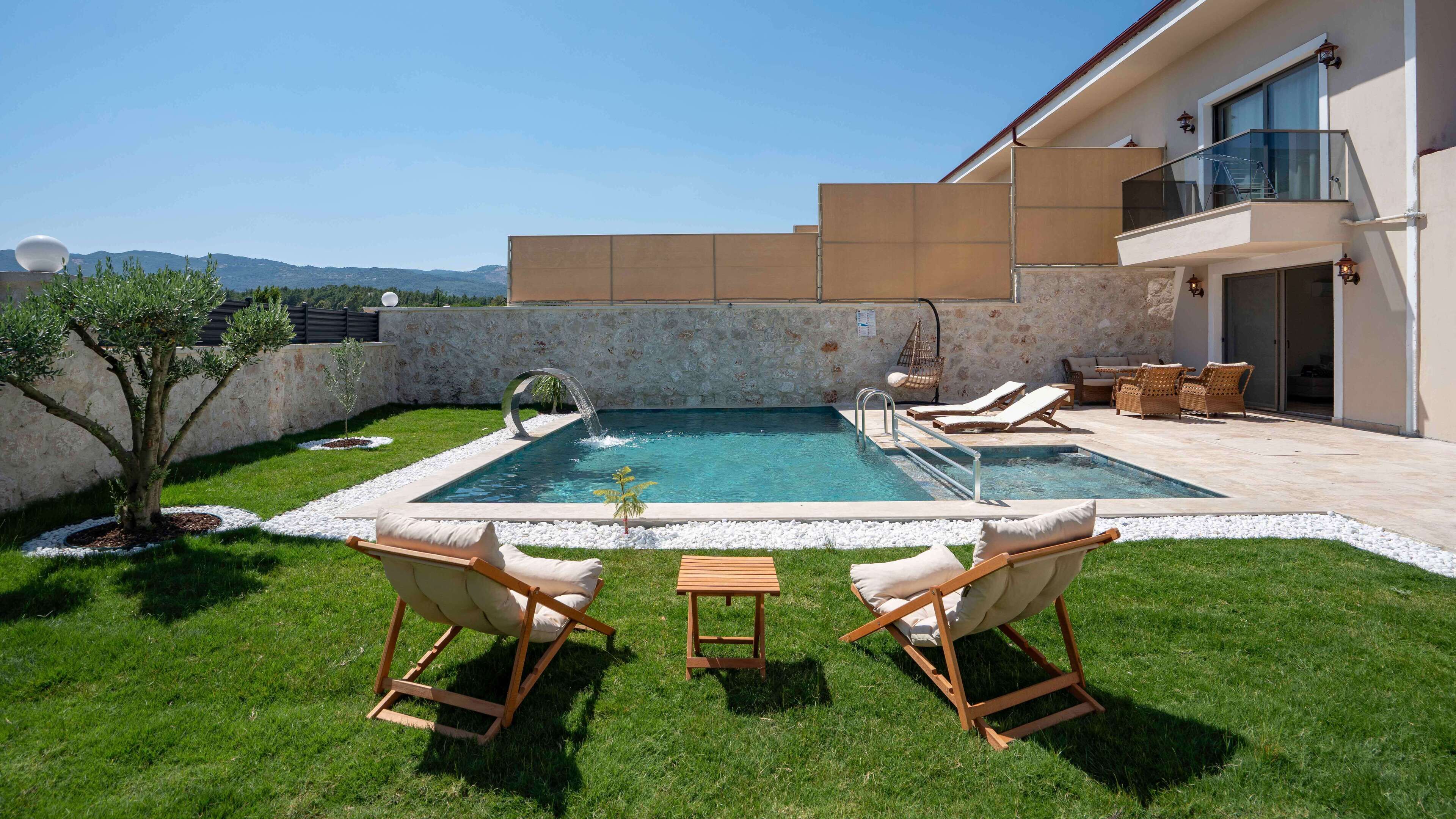 Familie villa, uitzicht op zwembad | Woonruimte | Een 49-inch smart-tv met kabelzenders