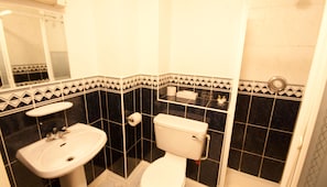 Ducha, artículos de tocador gratuitos, toallas, jabón