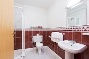Een douche, gratis toiletartikelen, handdoeken, zeep