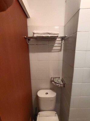 Estudio Deluxe, vista a la ciudad | Baño | Regadera, amenidades de baño gratuitas, toallas, jabón 