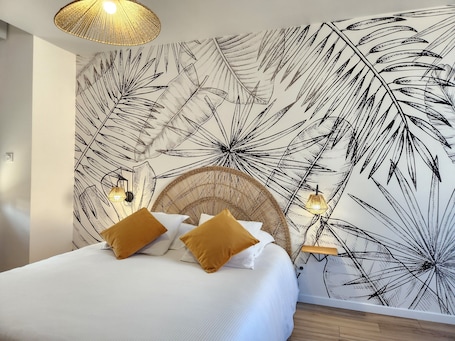 2 bedrooms, iron/ironing board, travel cot, free WiFi. Le Lumineux 3-Star Gîte for 6 in Doué-la-Fontaine – Near Bioparc Zoo & Vineyards