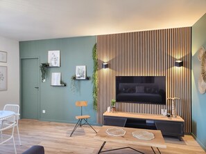 Smart TV, stereo - Le Lumineux 3-Star Gîte for 6 in Doué-la-Fontaine – Near Bioparc Zoo & Vineyards (Doué-en-Anjou)