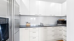 KĂŒhlschrank, Mikrowelle, Ofen, Herdplatte