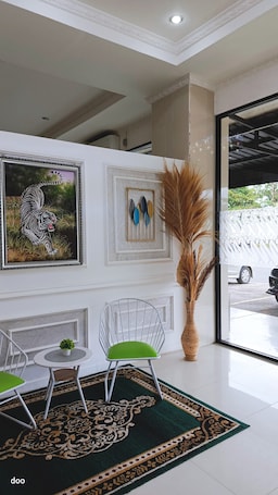 住宿正面. My All 帕当酒店