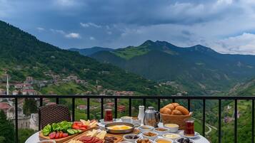 Free daily buffet breakfast