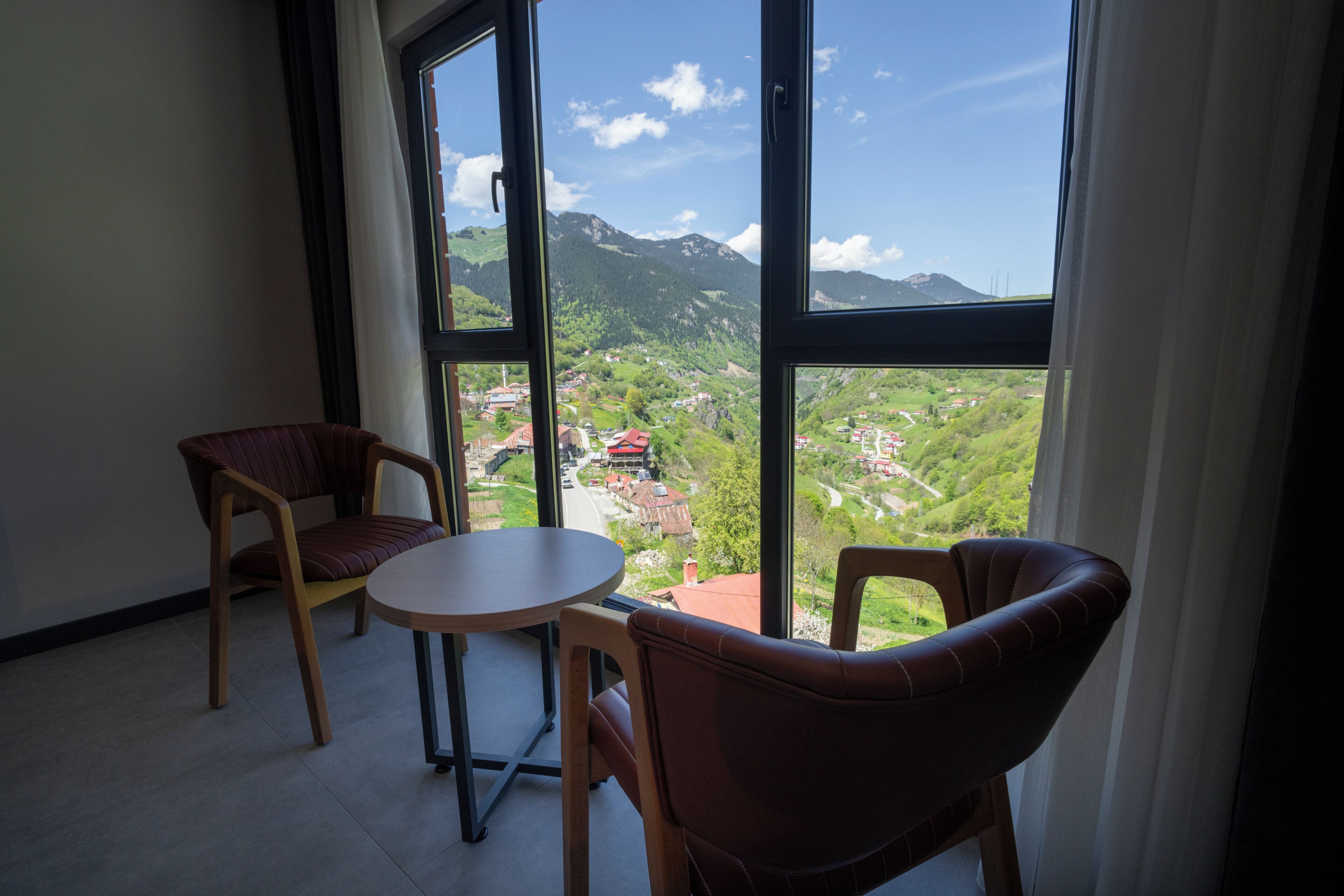 Suite, vista valle | Biancheria da letto di alta qualità, minibar, una cassaforte in camera
