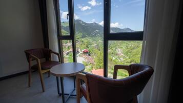 Suite, vista valle | Biancheria da letto di alta qualità, minibar, una cassaforte in camera