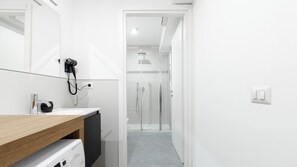 Ducha, secador de pelo, bidé y toallas