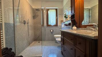 Doccia, asciugacapelli, bidet, asciugamani